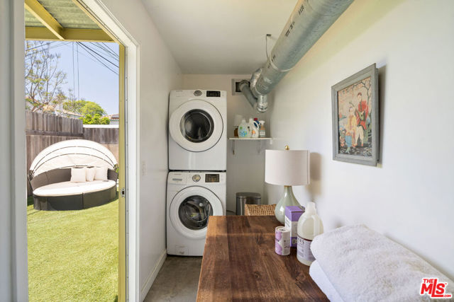 2311 Glencoe Avenue, Venice CA: https://media.crmls.org/mediaz/7d6edb70-b42b-4278-ae81-3a9b9de935bb.jpg