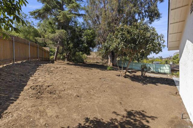 1217 Monte Vista Dr, Vista CA: https://media.crmls.org/mediaz/7d6f6cc6-33b0-41cc-9472-5412d0475f7b.jpg