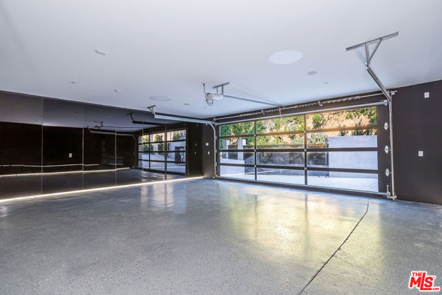 9406 Lloydcrest Drive, Beverly Hills CA: https://media.crmls.org/mediaz/7d702234-a6b7-47f9-adb5-583dc0824e53.jpg