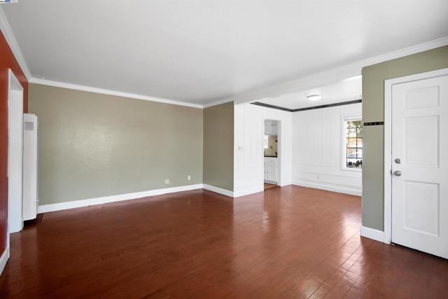 6133 Seminary Ave, Oakland CA: https://media.crmls.org/mediaz/7d70b619-835d-440a-82be-02af265c97a8.jpg