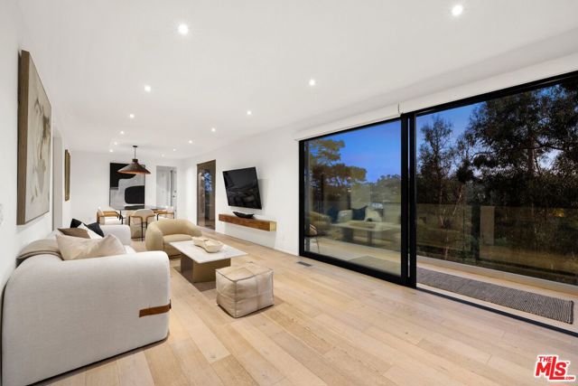 8583 Skyline Drive, Los Angeles CA: https://media.crmls.org/mediaz/7d70d5e6-bf2b-414c-abe6-df8754eddcbb.jpg