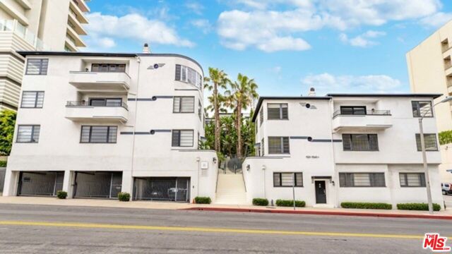 9233 1/2 Doheny Road, West Hollywood CA: https://media.crmls.org/mediaz/7d724641-6d6c-474a-a088-52bde6a31ca1.jpg