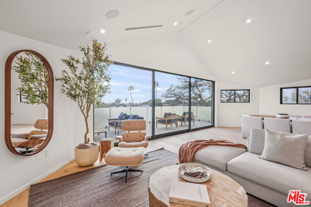 2530 Beverley Avenue, Santa Monica CA: https://media.crmls.org/mediaz/7d73327d-36ed-4765-b7d3-636e32555213.jpg