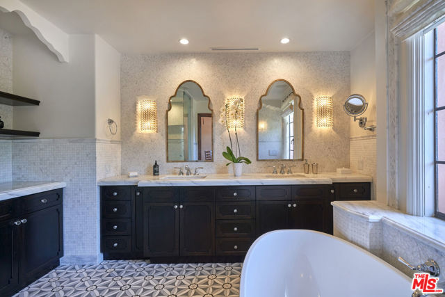 519 N ALTA Drive, Beverly Hills CA: https://media.crmls.org/mediaz/7d73dbbe-b17e-44ef-a3e4-c2ae9822ca60.jpg