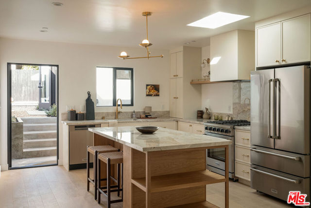 3923 Revere Avenue, Los Angeles CA: https://media.crmls.org/mediaz/7d74837a-2c08-4f7c-8277-2a6bb010eb86.jpg