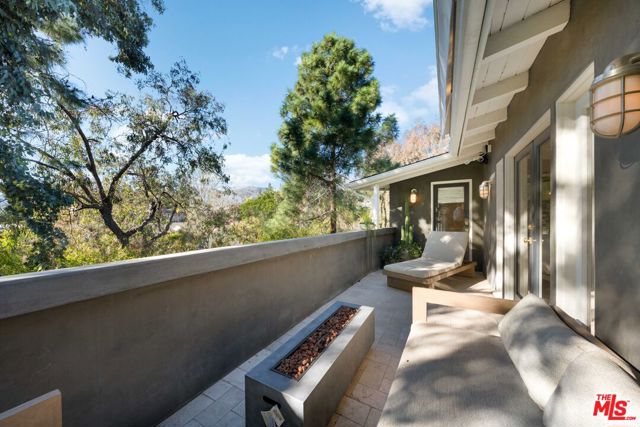 527 Las Casas Avenue, Pacific Palisades, California 90272, 2 Bedrooms Bedrooms, ,2 BathroomsBathrooms,Single Family Residence,For Sale,Las Casas,24427159