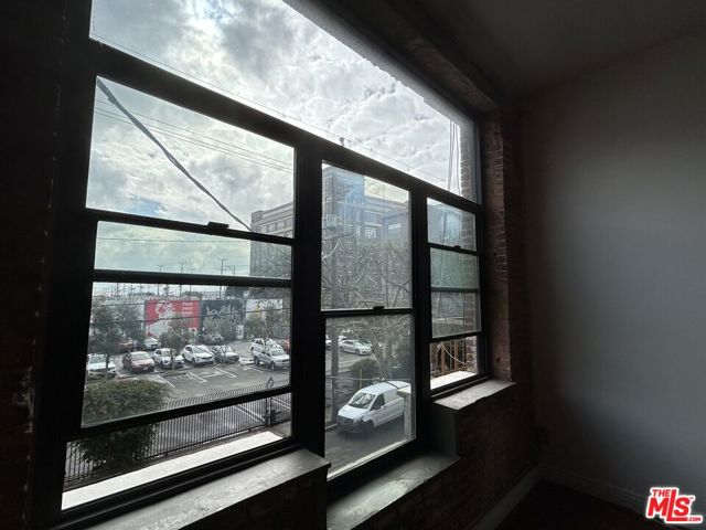 652 Mateo Street, Los Angeles CA: https://media.crmls.org/mediaz/7d74f746-daf7-43da-9f2a-42394a9c31b8.jpg