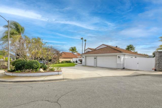 Detail Gallery Image 8 of 55 For 5413 Fairgreen Way, Bonsall,  CA 92003 - 3 Beds | 3 Baths