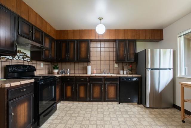 572 Cherry Avenue, San Bruno CA: https://media.crmls.org/mediaz/7d7606d5-403e-471e-a162-3570ee35377e.jpg