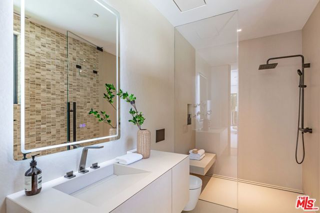 927 N Whittier Drive, Beverly Hills CA: https://media.crmls.org/mediaz/7d76554d-84d3-41ae-9435-a3565432abfa.jpg