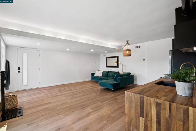 5915 ALHAMBRA AVE, Oakland CA: https://media.crmls.org/mediaz/7d76ce2c-053d-45e4-9a48-3001c4c7f3c0.jpg
