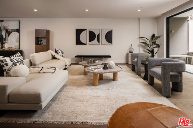 411 S Hamel Road, Los Angeles CA: https://media.crmls.org/mediaz/7d79631a-1c1c-4d54-888a-c306c187562e.jpg