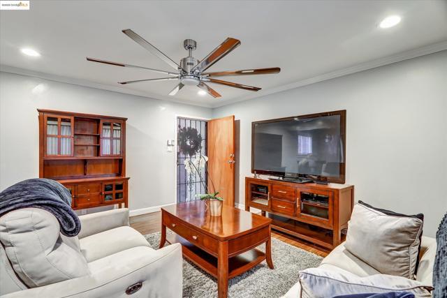6610 Bancroft Avenue, Oakland CA: https://media.crmls.org/mediaz/7d798938-5291-420a-9ab7-926836f6941b.jpg