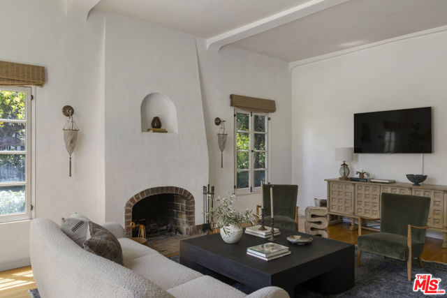 2961 Effie Street, Los Angeles CA: https://media.crmls.org/mediaz/7d79ea17-37da-4c27-b215-1511228944ae.jpg