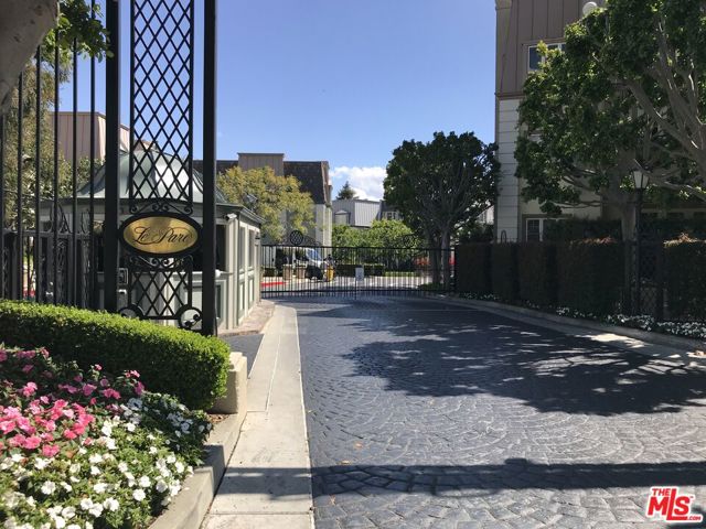 10120 Empyrean Way, Los Angeles CA: https://media.crmls.org/mediaz/7d7ba869-c50c-430f-bf2c-9d466a5bc49e.jpg