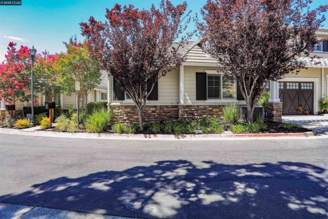 136 Sugarloaf Ct, Alamo CA: https://media.crmls.org/mediaz/7d7c0ea5-1bbd-48c7-a778-a882b86d6159.jpg