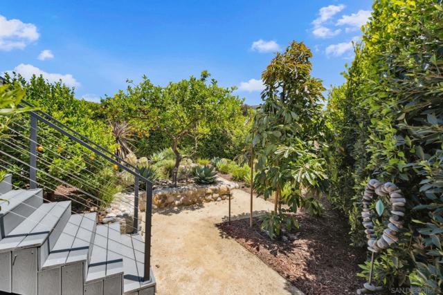 5560 Moonlight Lane, La Jolla CA: https://media.crmls.org/mediaz/7d7c1102-d56d-4ecc-b0a8-29cac2782c26.jpg