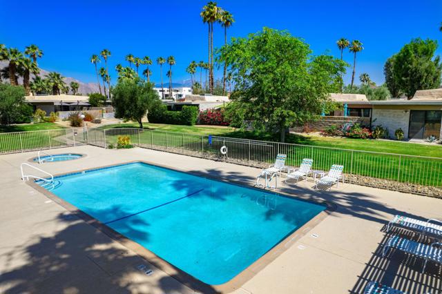 2006 E Sandalwood Drive, Palm Springs CA: https://media.crmls.org/mediaz/7d7c1210-808b-4a45-96b5-30a6dbb8e29c.jpg
