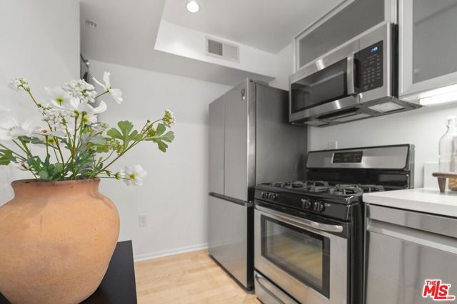 5806 Waring Avenue, Los Angeles CA: https://media.crmls.org/mediaz/7d7d0c1a-84dd-492f-8091-a41879b0b8be.jpg
