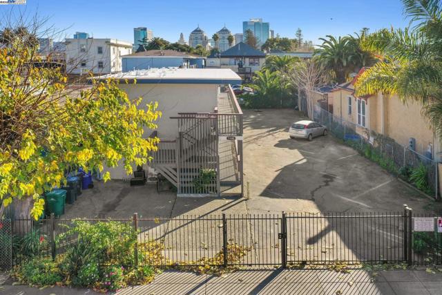 1108 Chestnut St, Oakland CA: https://media.crmls.org/mediaz/7d7d7ba1-3a95-4b64-adda-9a50bdc07033.jpg