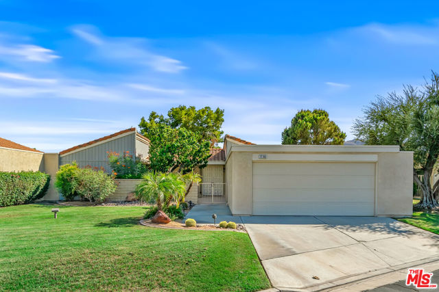 72305 Rodeo Way, Rancho Mirage CA: https://media.crmls.org/mediaz/7d7dc8a9-974e-4ff1-8272-7116901116b2.jpg