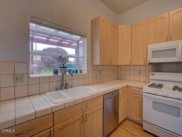 924 Glass Beach Drive, Fort Bragg CA: https://media.crmls.org/mediaz/7d7e080d-7195-48bc-b761-02c53df00cf6.jpg