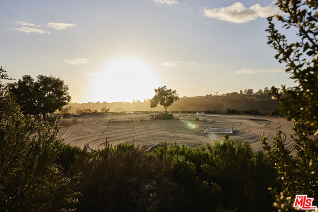 5900 Bonsall Drive, Malibu CA: https://media.crmls.org/mediaz/7d7e468a-d0e3-4175-9b73-797c29e06e00.jpg