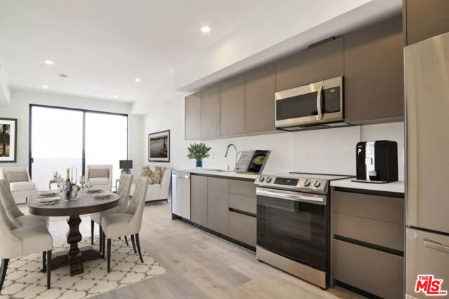 919 S Harvard Boulevard, Los Angeles CA: https://media.crmls.org/mediaz/7d7e9de8-d722-48ab-878a-86d6143250b5.jpg