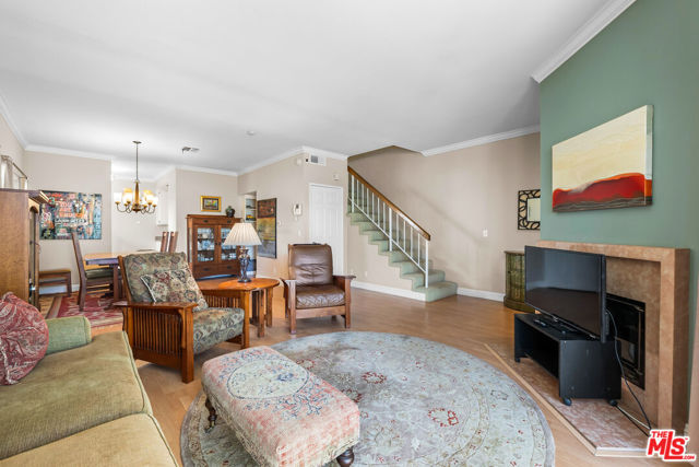 2405 34th Street, Santa Monica CA: https://media.crmls.org/mediaz/7d7f6ab6-9cbc-48be-9cc3-48dd2a6a2eb7.jpg
