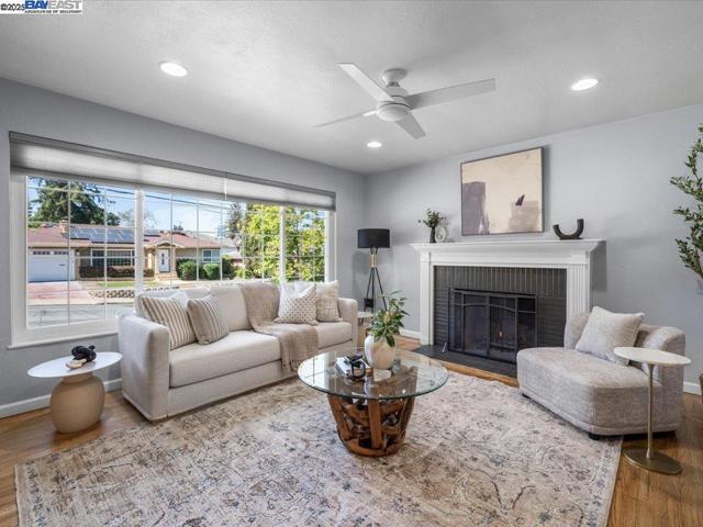 2457 San Carlos Ave, Castro Valley CA: https://media.crmls.org/mediaz/7d7f8d2c-3c81-4c23-b193-5d491bbbf069.jpg