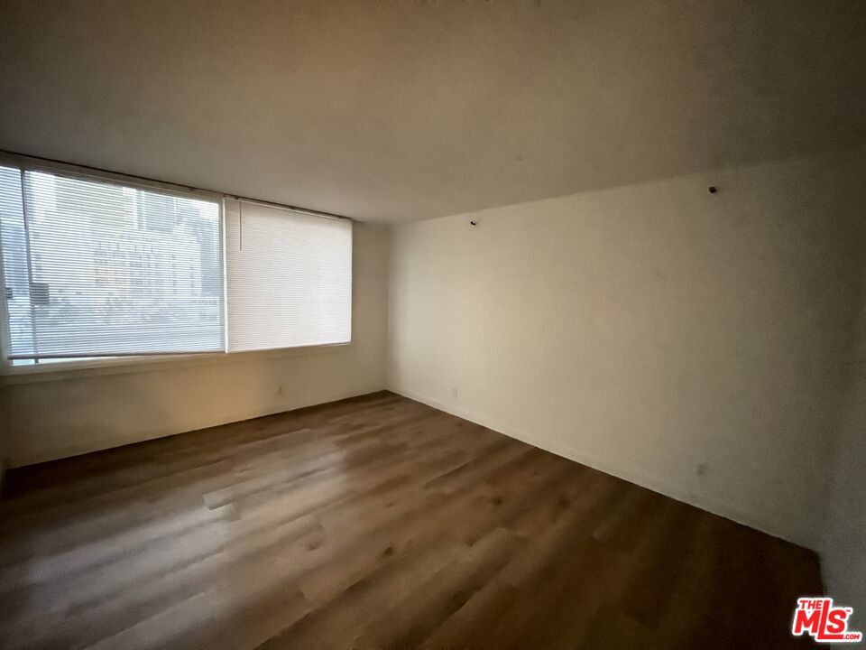 https://media.crmls.org/mediaz/7d8019ee-2e90-4118-b0cd-7ac80b9080c1.jpg?preset=X-Large