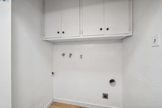 2106 Otis Dr, Alameda CA: https://media.crmls.org/mediaz/7d8035d0-a4cb-4ff2-b9fb-34f1cd4df224.jpg