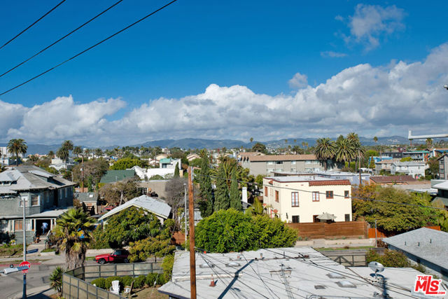 1113 Electric Avenue, Venice CA: https://media.crmls.org/mediaz/7d81a894-e409-42ad-ad4f-b660ad44b50a.jpg