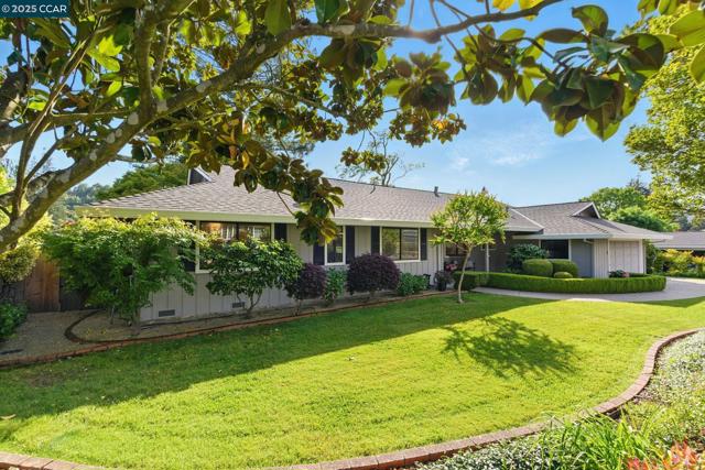 154 Selborne Way, Moraga CA: https://media.crmls.org/mediaz/7d8236ab-5101-44a9-b4be-10869e41ca5e.jpg