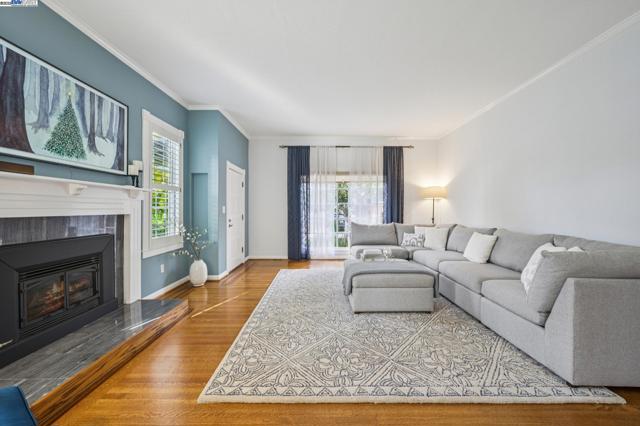 3801 Mohr Ave, Pleasanton CA: https://media.crmls.org/mediaz/7d824372-4fcf-41af-b265-002e221516bd.jpg