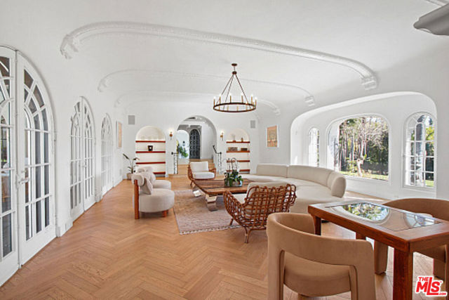 9451 Sunset Boulevard, Beverly Hills CA: https://media.crmls.org/mediaz/7d82eb70-3ad7-46f6-856b-5867e69d5749.jpg