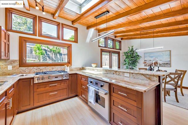 6815 Paso Robles Dr, Oakland CA: https://media.crmls.org/mediaz/7d836804-5b6b-4d10-9142-3e24d4d0d48c.jpg