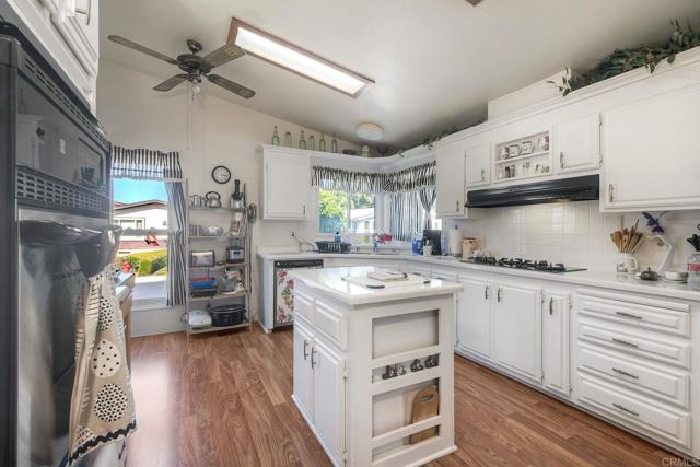 5116 Weymouth Way, Oceanside CA: https://media.crmls.org/mediaz/7d83af07-9000-4f87-86ba-26b154b89939.jpg