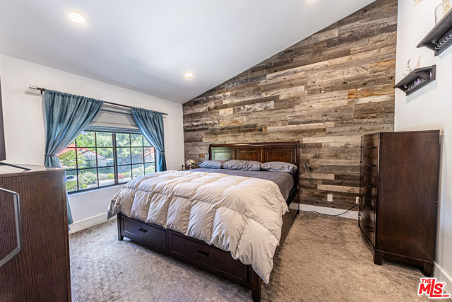 20055 Avenue Of The Oaks, Newhall CA: https://media.crmls.org/mediaz/7d83c7ff-3e80-45d4-a273-97fbf1370856.jpg