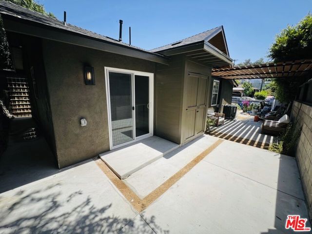 3815 Fernwood Avenue, Los Angeles CA: https://media.crmls.org/mediaz/7d83f343-4f71-40aa-b22e-ff54dca6aef4.jpg