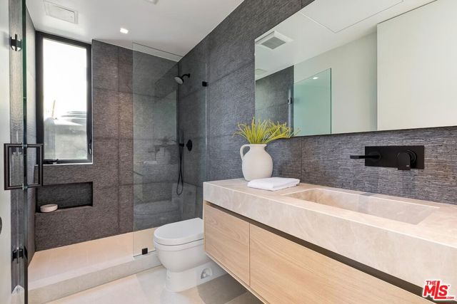 2831 Malcolm Avenue, Los Angeles CA: https://media.crmls.org/mediaz/7d841751-d706-44d6-9c70-d4ba6dfaece8.jpg