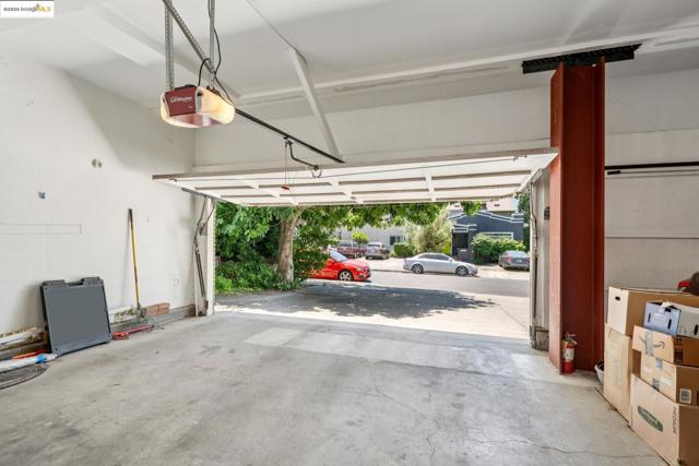2028 Damuth St, Oakland CA: https://media.crmls.org/mediaz/7d842df5-3179-41e2-b825-68c528a83fc0.jpg
