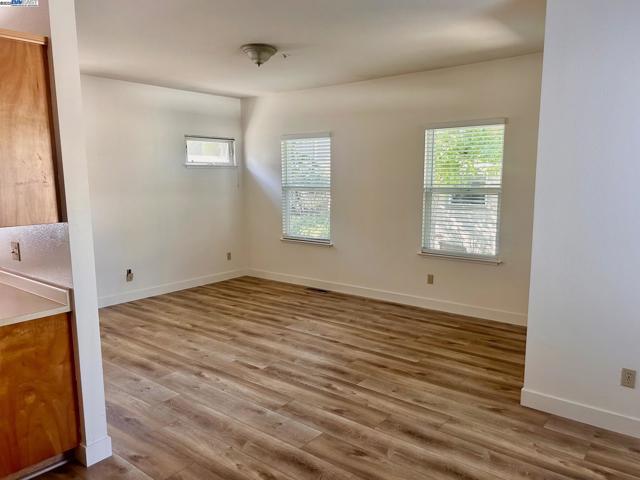 426 Piper St, Healdsburg CA: https://media.crmls.org/mediaz/7d843cf9-f28f-45c6-a6a5-f8d489286ef0.jpg
