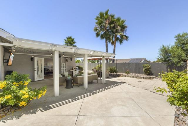 724 Hollowglen Road, Oceanside CA: https://media.crmls.org/mediaz/7d8473a2-b666-4f3f-bb33-f13f243cc20c.jpg
