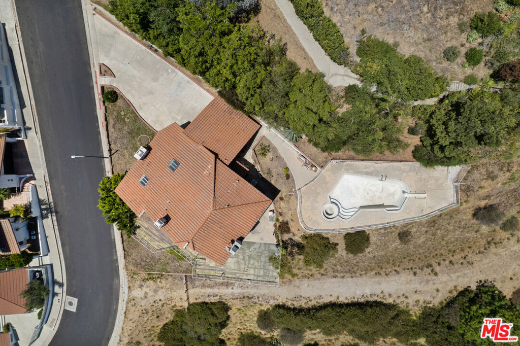 https://media.crmls.org/mediaz/7d864824-5c4b-4437-8350-6393a04384e1.jpg?preset=X-Large