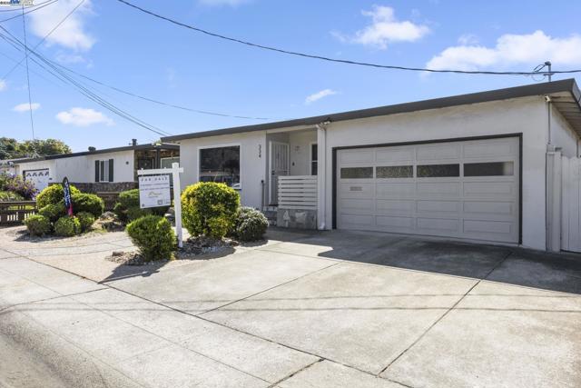 334 Oxford Street, Hayward CA: https://media.crmls.org/mediaz/7d86825a-0271-403f-959f-1ba4661ab261.jpg