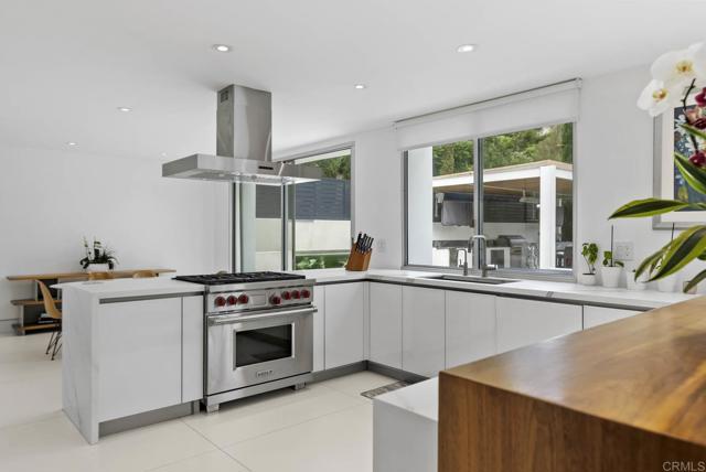 7713 Esterel Dr, La Jolla CA: https://media.crmls.org/mediaz/7d873a2e-e4ee-4d60-894d-0feafc4276fe.jpg