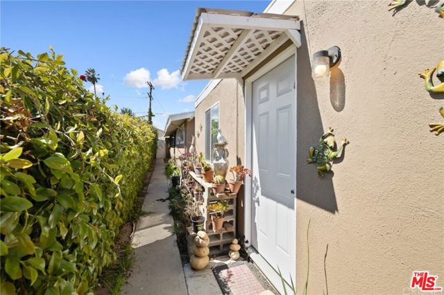 6763 Lurline Avenue, Winnetka CA: https://media.crmls.org/mediaz/7d8932a1-0eb2-4b81-9969-1777e1858836.jpg