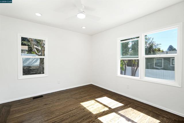 2718 Carmel St, Oakland CA: https://media.crmls.org/mediaz/7d8aada6-5a98-40b6-a3c7-dd7560e023e0.jpg