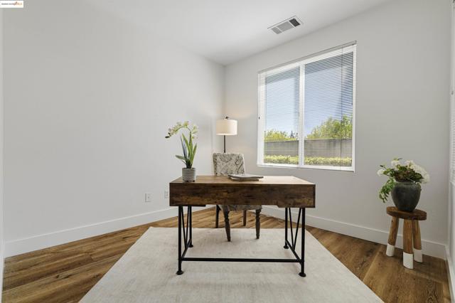 1040 Bismarck Terr, Brentwood CA: https://media.crmls.org/mediaz/7d8b2f9f-65a3-4a47-8856-ecc27b73d8d4.jpg